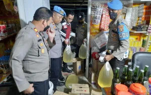 Polisi Ambon Sita 35 Liter Miras Ilegal Saat Pengamanan Mudik Lebaran