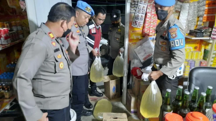 Polisi Ambon Sita 35 Liter Miras Ilegal Saat Pengamanan Mudik Lebaran