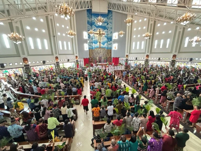 Ribuan Umat Katolik Ramai di Katedral Tiga Raja Timika, Pastor Benyamin Magai Sampaikan Pesan Kedamaian pada Misa Minggu Palma