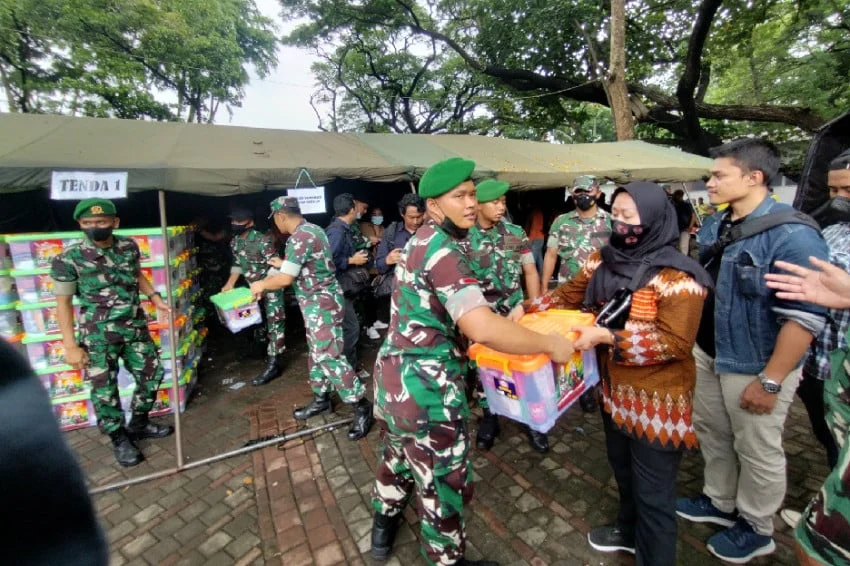 Ribuan Warga Antusias Buka Paket Sembako di Bazar Rakyat Monas: Isi Lengkap dan Dampaknya