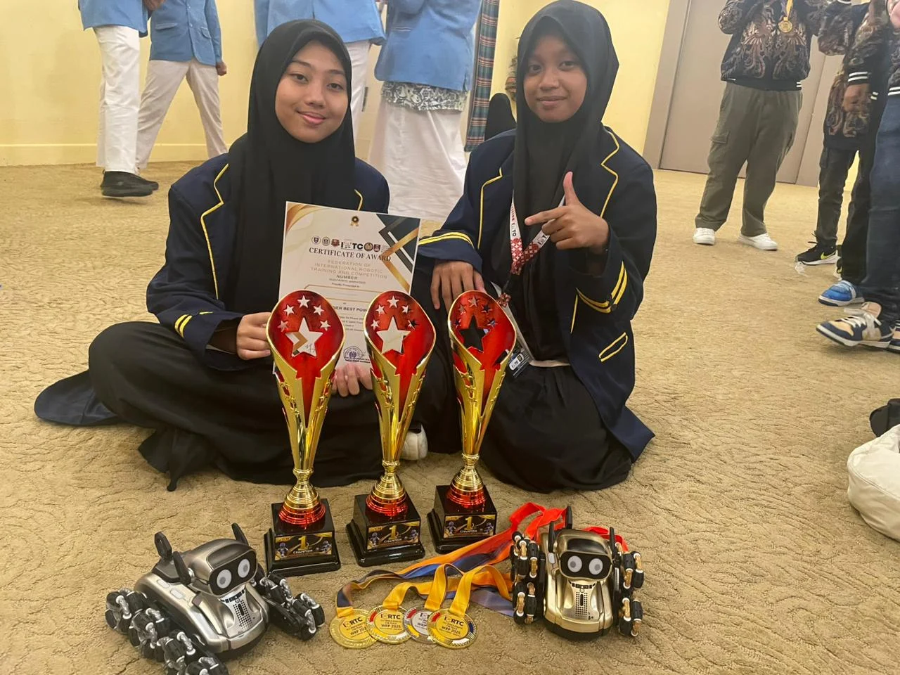 Tiga Siswa SMAMX Surabaya Bawa Pulang Medali Emas di Kompetisi Robotik Internasional Singapura: Kebanggaan Indonesia!