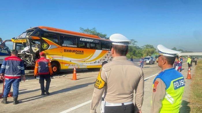 Tragedi Tol Batang: Xpander Menabrak Bus, Dua Pemudik Tewas dan Empat Luka