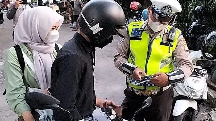 Aturan SIM dan STNK yang Sering Diabaikan: Mengapa Razia Polisi Bikin Pengendara Kaget?