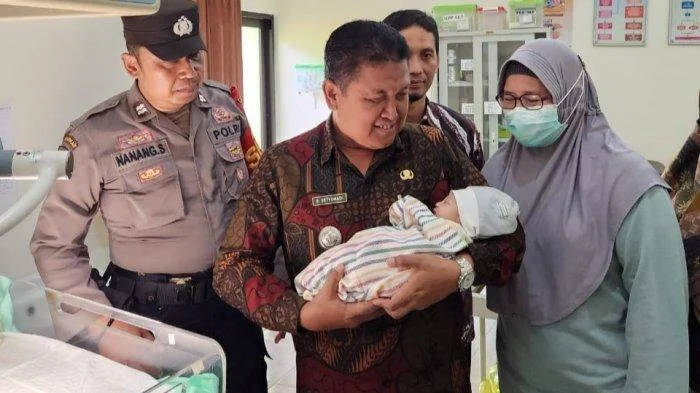 Bayi Ditemukan di Saluran Air, Kini Dirawat RSUD; Polisi Buru Pelaku, Warga Dukung Upaya Penyelamatan