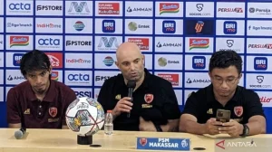 Bojan Hodak Bocorkan Strategi Rahasia, Bernardo Tavares Didorong Persebaya Bongkar Tembok Baja Arema FC
