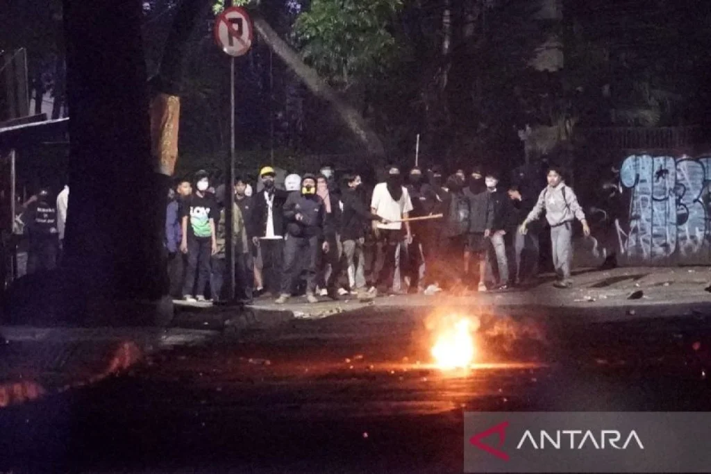 CEO Bergulat: Dari Serangan Molotov hingga Kontroversi Rekrutmen, Menguak Dinamika Pimpinan Global CEO Bergulat: Dari Serangan Molotov hingga Kontroversi Rekrutmen, Menguak Dinamika Pimpinan Global