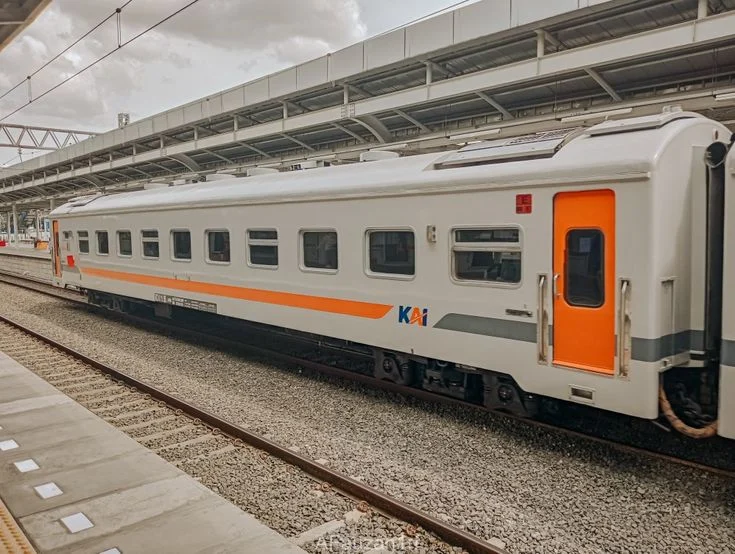 Dari Gerbong Kereta Api ke Persebaya Academy: 4 Jam Perjuangan Erlangga Mengejar Mimpi Profesional