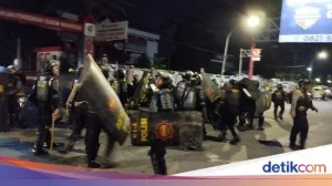Demo UMI Berakhir Ricuh, Puluhan Mahasiswa Ditangkap dan Lalu Lintas Makassar Dipulihkan