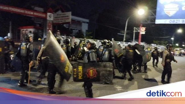 Demo UMI Berakhir Ricuh, Puluhan Mahasiswa Ditangkap dan Lalu Lintas Makassar Dipulihkan