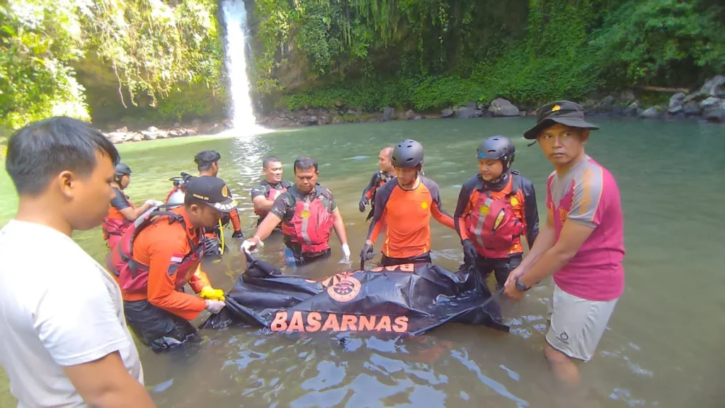 Drama Evakuasi 9 Jam: Lisa Pratiwi Tertahan di Bawah Batu Air Terjun Tibu Ijo Lombok Drama Evakuasi 9 Jam: Lisa Pratiwi Tertahan di Bawah Batu Air Terjun Tibu Ijo Lombok
