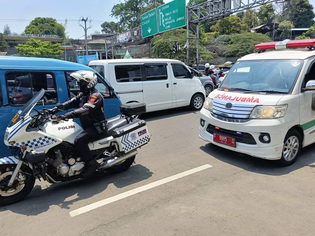Geger Video Ambulans Lari Menembus Macet di Tebet: Polisi Diam, Publik Tercengang