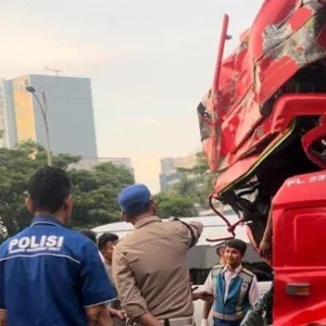 Gran Max Tabrak Truk Pecah Ban di Tol Semarang, Sopir Tewas Seketika