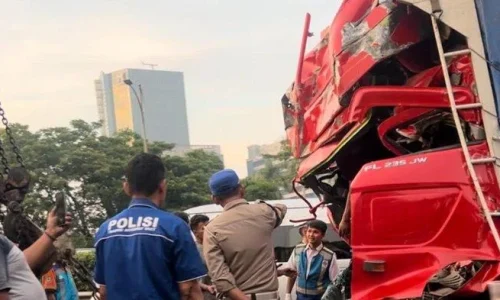 Gran Max Tabrak Truk Pecah Ban di Tol Semarang, Sopir Tewas Seketika