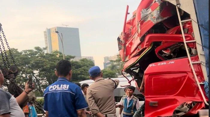 Gran Max Tabrak Truk Pecah Ban di Tol Semarang, Sopir Tewas Seketika