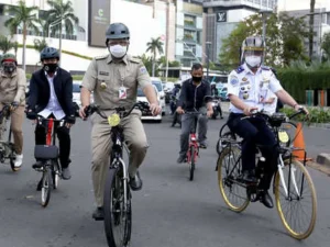 Gubernur Jateng Tampil Gaya: Gowes ke Kantor dengan Sepeda Ratusan Juta, Simbol Keberlanjutan atau Kemewahan?