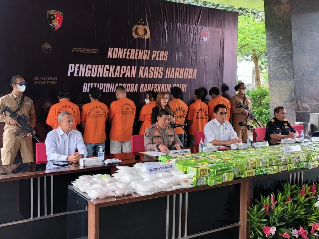 Istri dan Dua Anak Ko Erwin Diperiksa Bareskrim: Langkah Tegas Memiskinkan Bandar Narkoba Istri dan Dua Anak Ko Erwin Diperiksa Bareskrim: Langkah Tegas Memiskinkan Bandar Narkoba