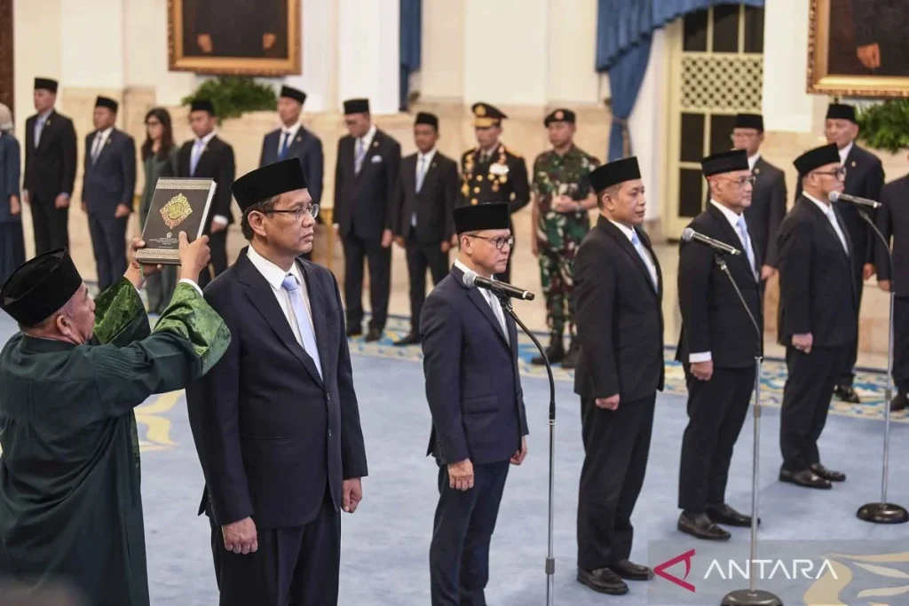 Isu Reshuffle Kabinet: Prabowo Punya Hak, Partai Lawan, dan Kritik Menteri Tak Kompeten Mengguncang Politik Indonesia Isu Reshuffle Kabinet: Prabowo Punya Hak, Partai Lawan, dan Kritik Menteri Tak Kompeten Mengguncang Politik Indonesia