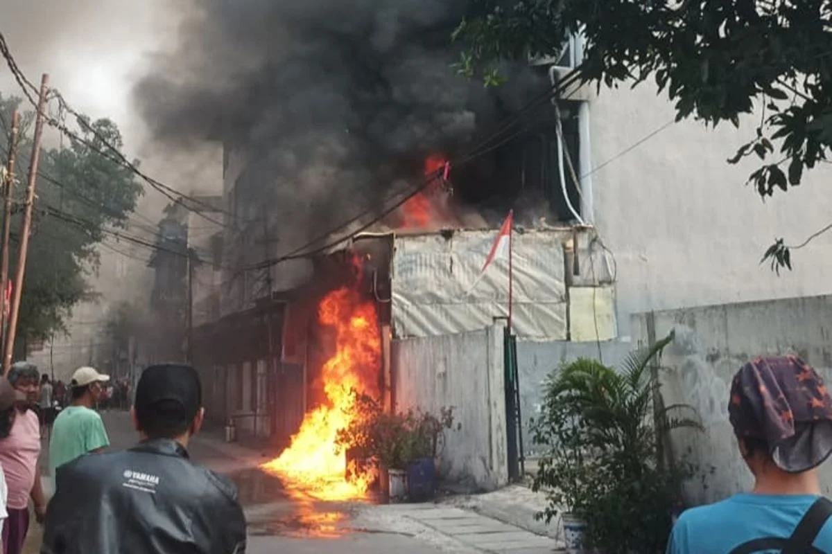 Kebakaran Hebat di Ruko Cat Marelan: Wanita Tewas, Tiga Penyintas, Penyebab Ternyata Campur Cat dengan Thinner