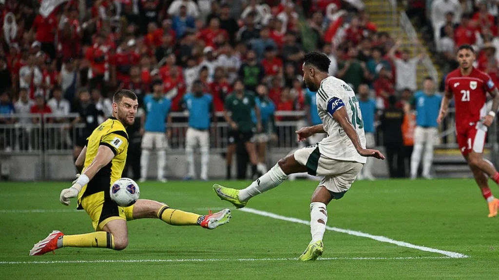 Krisis Kiper Ajax: Maarten Paes Dihujat Pundit Belanda Setelah Kekalahan Memalukan di Twente