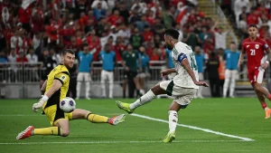 Krisis Kiper Ajax: Maarten Paes Dihujat Pundit Belanda Setelah Kekalahan Memalukan di Twente