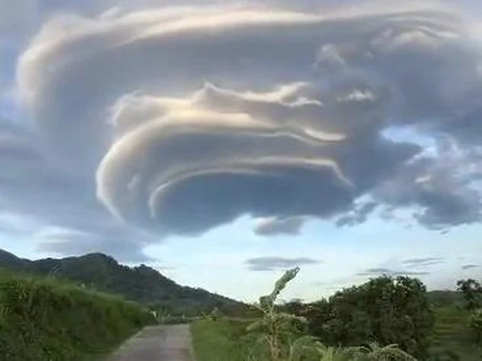 Malam Merokok, Langit Dipenuhi UFO? Fenomena yang Bikin Netizen Terkejut