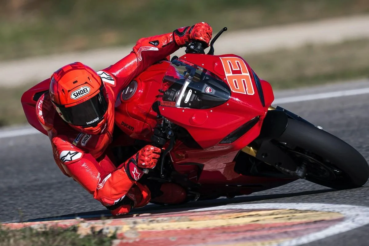 Marc Marquez Gigit Kendali: Dari Latihan Ducati Panigale V2 hingga Negosiasi Kontrak 2027 yang Memanas