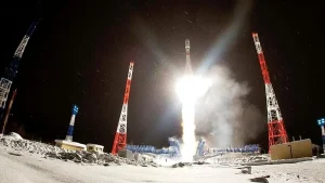 Melesat! Detik-Detik Roket Soyuz-2.1b Membawa Wahana Militer Rusia ke Angkasa