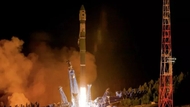 Melesat! Roket Soyuz-2.1B Rusia Tembus Langit dengan Muatan Militer