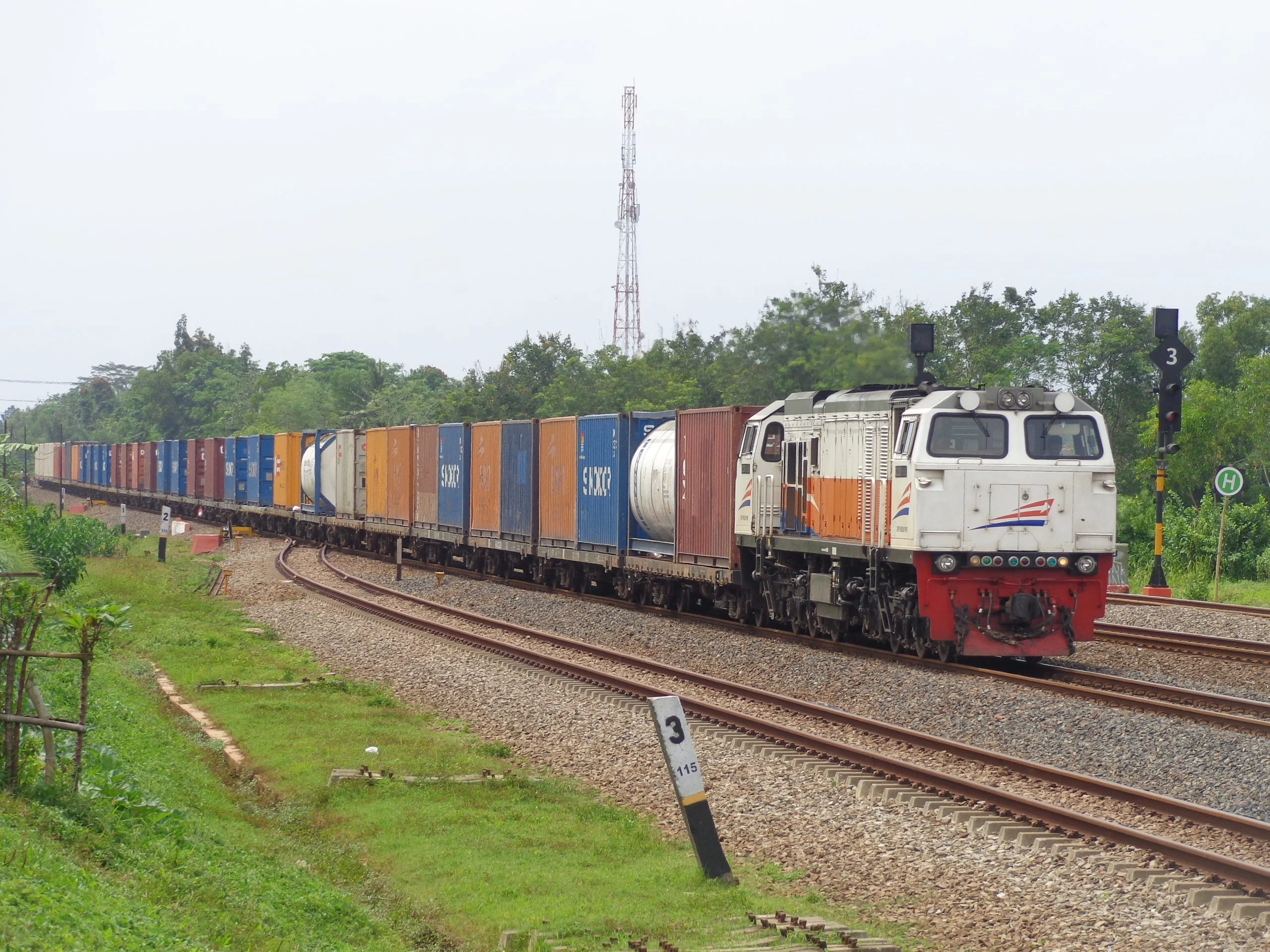 Mengejar Bola di Atas Rel: Perjalanan 4 Jam Erlangga dari Gerbong Kereta Api ke Persebaya Academy