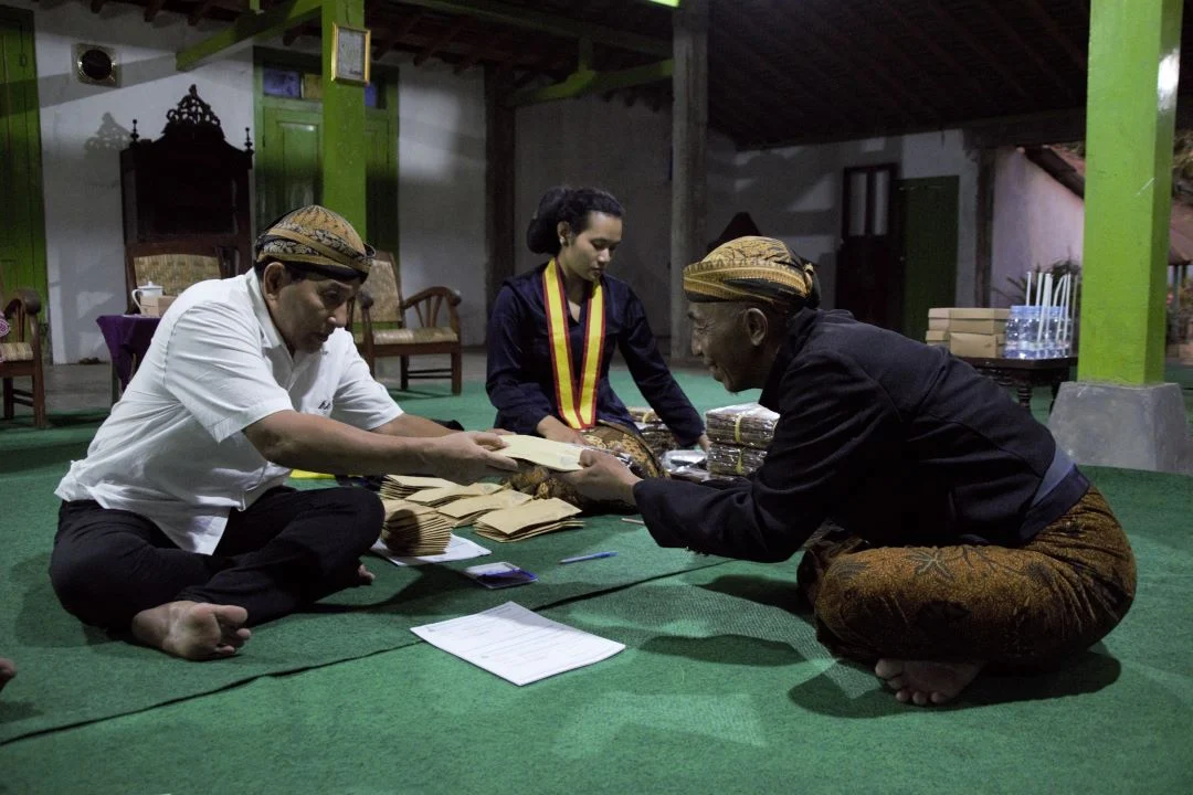 Menguak Dedikasi Juru Kunci Makam Kudus: 18 Tahun Tanpa Gaji, Hanya Mengandalkan Keikhlasan