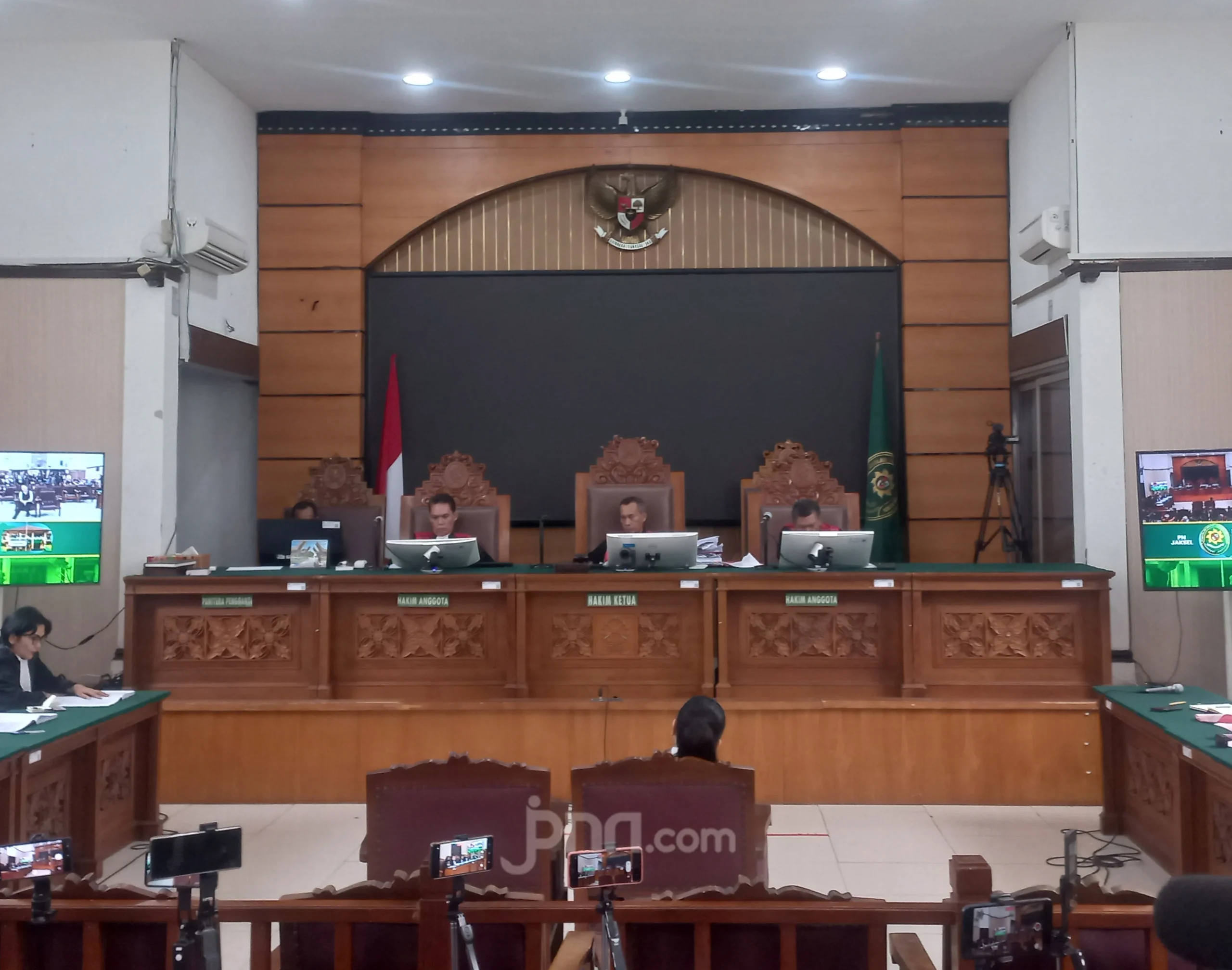 Menyingkap Fakta: Nikita Mirzani Dituduh Bangkrut Sejak Penjara, Manajer Ungkap Sumber Penghasilan Tersisa