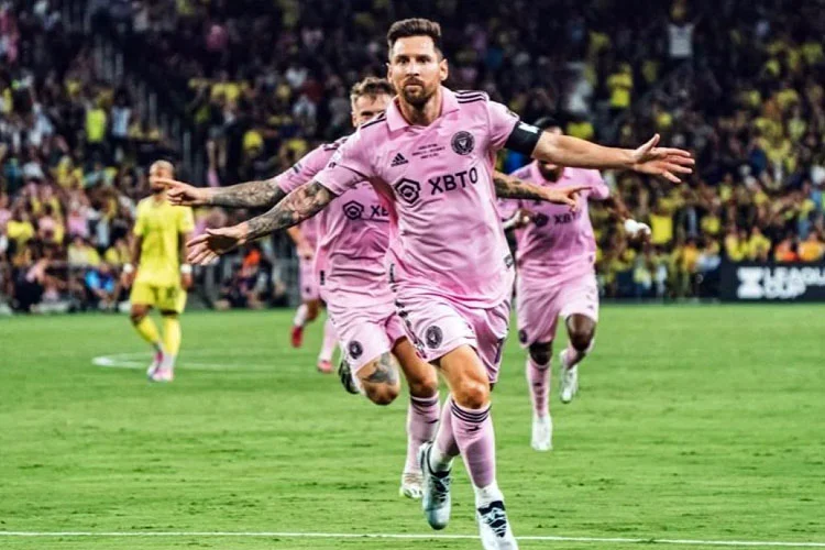 Messi Gol Luar Nalar Bikin Fans Lawan Beri Standing Ovation, Inter Miami Raih Kemenangan Dramatis