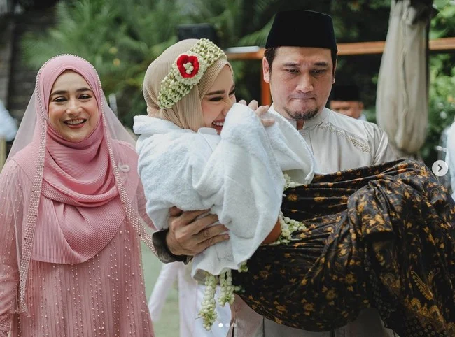 Momen Haru Akikah Cucu Tengku Firmansyah dan Cindy Fatikasari: Keluarga Besar Rayakan Kebahagiaan