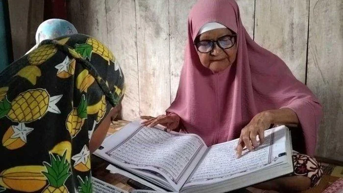 Nenek Sofiah, Guru Mengaji yang Naik Haji Berkat Tabungan Rahasia di Bawah Kasur
