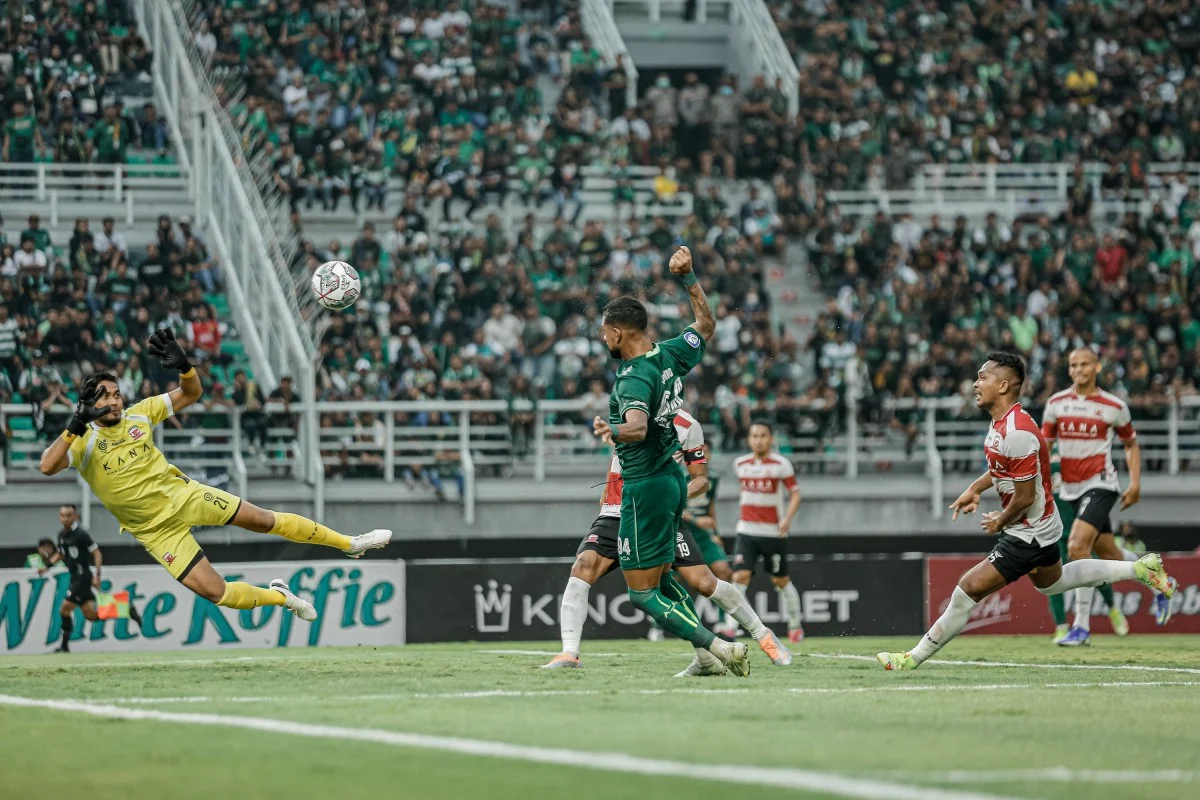Persebaya Surabaya Kalah Dramatis 1-2 dari Madura United di GBT: Kesalahan Fatal dan Kontroversi Wasit