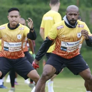 Persipura Andalkan Boaz Solussa dan Pemain 40 Tahun Lainnya, Siap Guncang Liga 2 untuk Promosi!