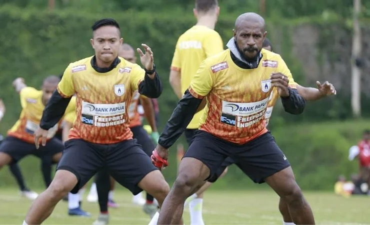 Persipura Andalkan Boaz Solussa dan Pemain 40 Tahun Lainnya, Siap Guncang Liga 2 untuk Promosi!