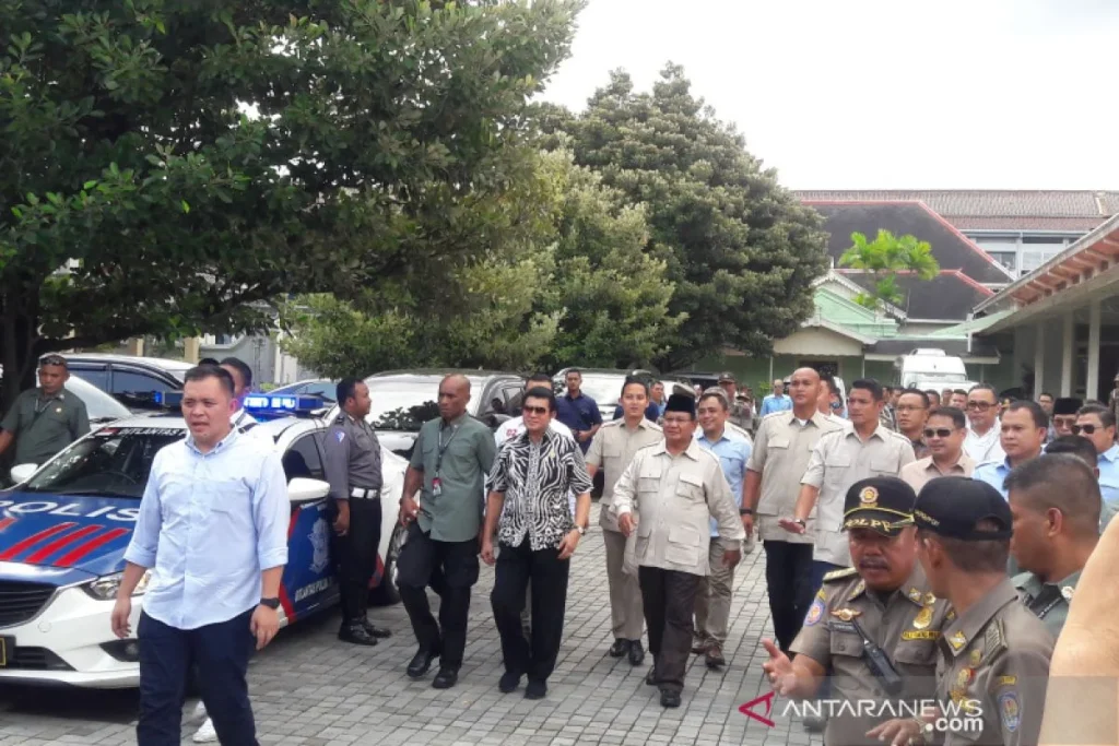 Prabowo Hormat Sultan HB X, Lanjutkan Misi Inovasi Mobil Listrik di Magelang Prabowo Hormat Sultan HB X, Lanjutkan Misi Inovasi Mobil Listrik di Magelang