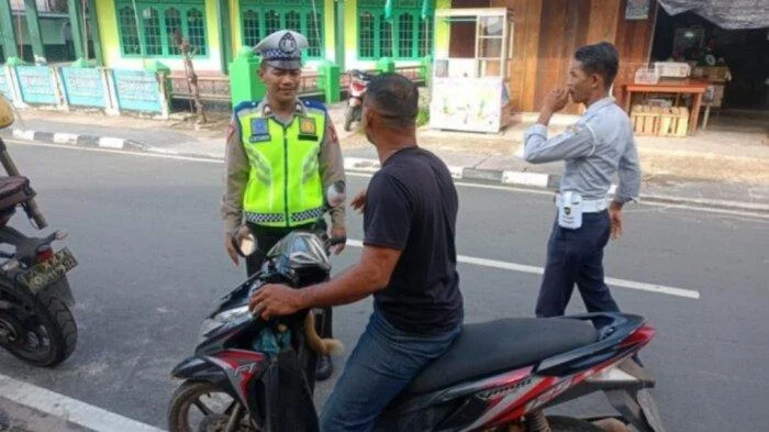 Pria di Maros Nekat Ancaman Pakai Sajam, Pengendara Selamat Berkat Tindakan Cepat Polisi