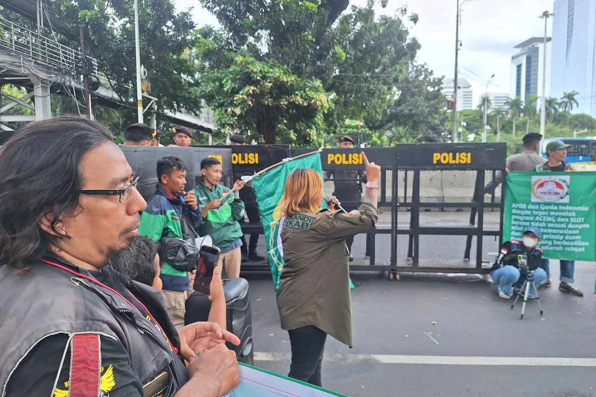 Puluhan Pengemudi Ojek Online Demo di Depan Kantor Saiful Mujani, Tuntut Permintaan Maaf atas Seruan ‘Jatuhkan Prabowo’