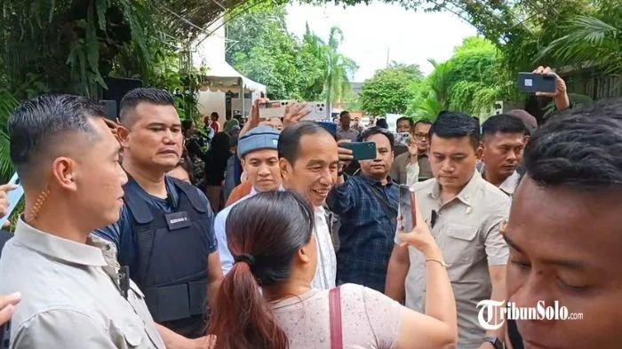 Ribuan Warga Solo Gerakkan Massa di Kediaman Jokowi, Deddy Mizwar & Kader PSI Turun ke Lapangan