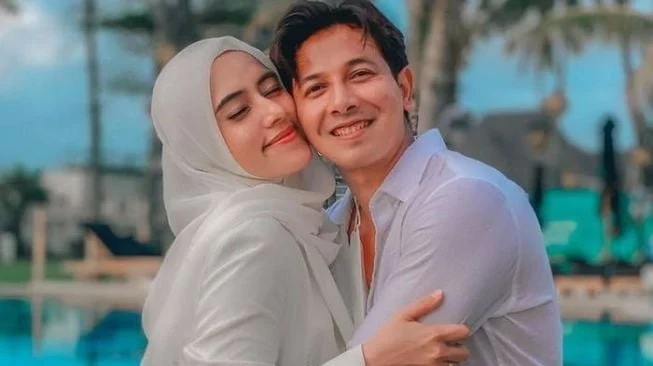 Rumor Cerai Fairuz A. Rafiq & Sonny Septian Pecah, Pasangan Artis Ini Balas dengan Doa dan Momen Romantis di Bali