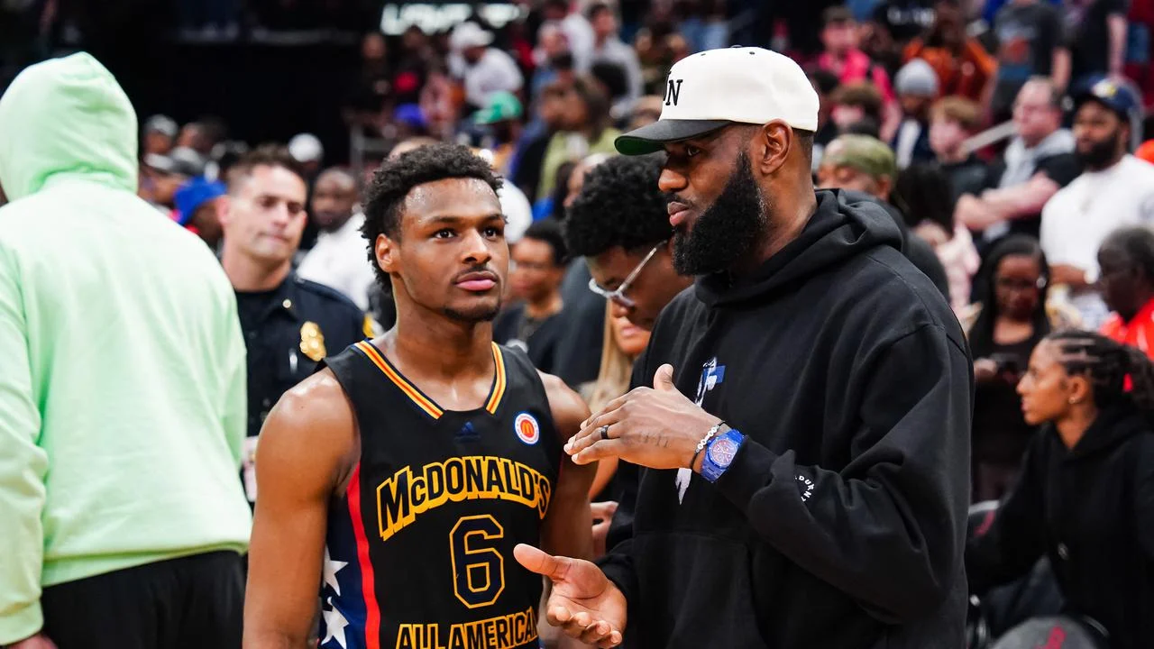 Sejarah Baru di NBA: Bronny James Ciptakan Assist Pertama ke Ayahnya, Namun Turnover Kontroversial Memicu Reaksi LeBron
