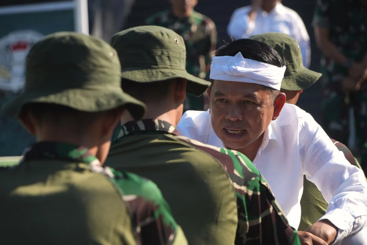Siswi SMA Purwakarta Hina Guru, Dedi Mulyadi Tanggapi dengan Sanksi Kerja Sosial dan Kirim ke Barak Militer