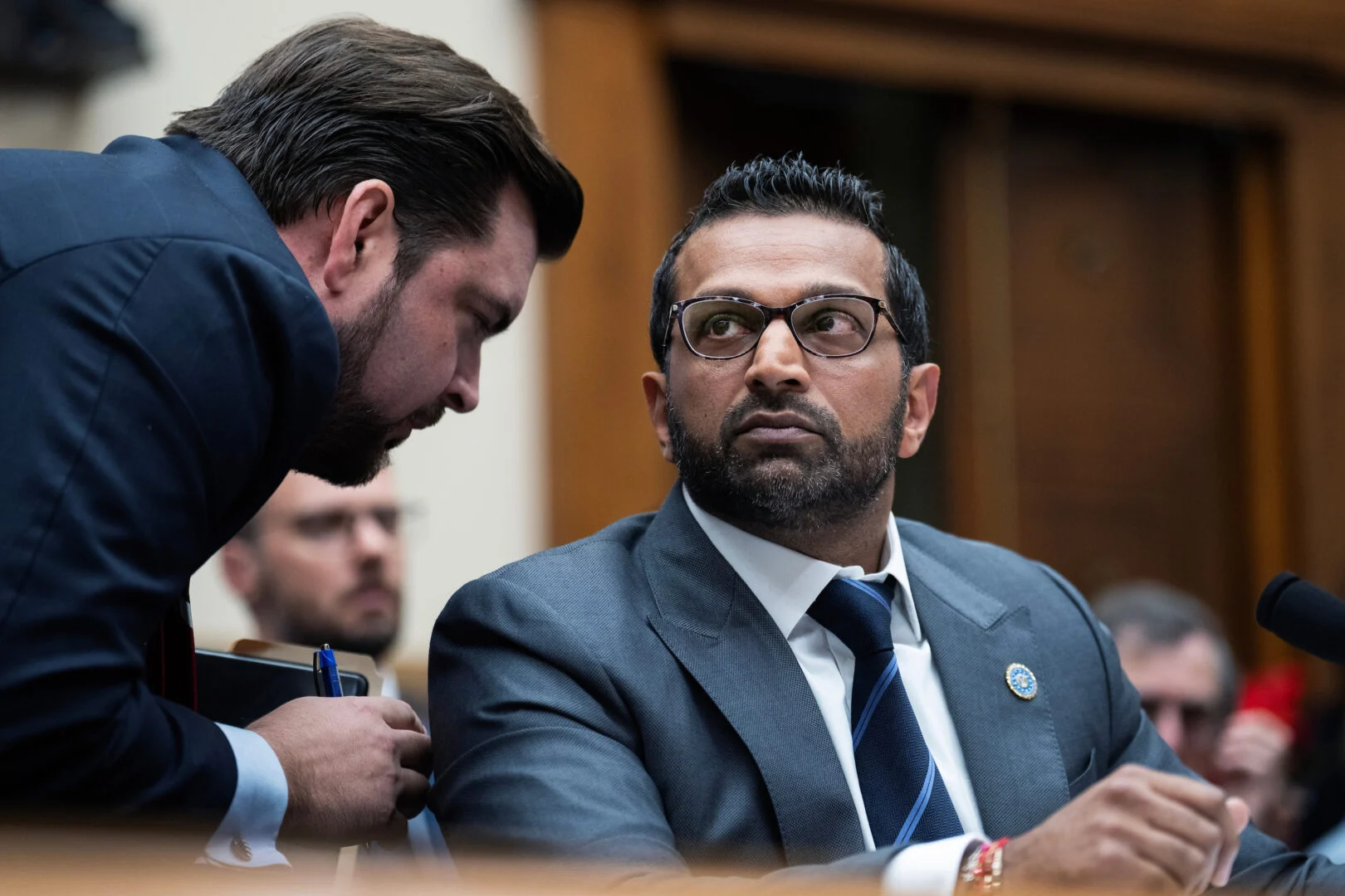 Skandal Alkohol Kash Patel: FBI Director Digigit Tuduhan, Ancaman Gugatan, dan Reaksi Kekasihnya