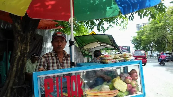 Tekad 50 Ribu Sehari: Penjual Rujak Cirebon Machmudah Raih Mimpi Naik Haji