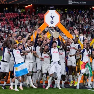 Tottenham Terpuruk, Forest Gigit dengan Kemenangan 3-0: Dampak Cedera dan Tantangan Ganda di Liga serta Europa