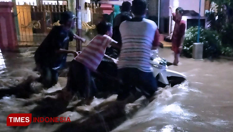 Tragedi Banjir Ponorogo: Dua Anak Tewas di Kubangan Air Setelah Hujan Deras