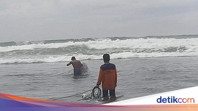 Tragedi Selancar Parangtritis: Remaja Hilang, SAR Bergulir Tanpa Henti