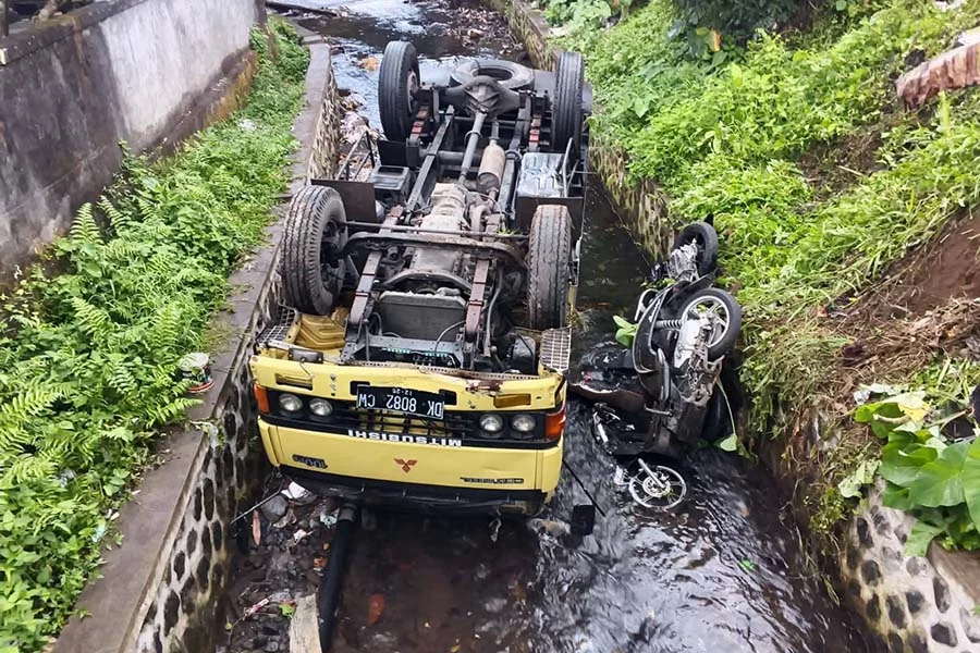 Truk Oleng Hantam Empat Kendaraan, 1 Tewas di Jalur Parakan‑Kertek: Kronologi Lengkap dan Fakta di Balik Kecelakaan Beruntun